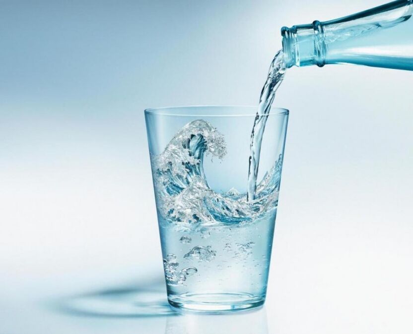 Dzeramās diētas laikā jums jādzer daudz tīra ūdens