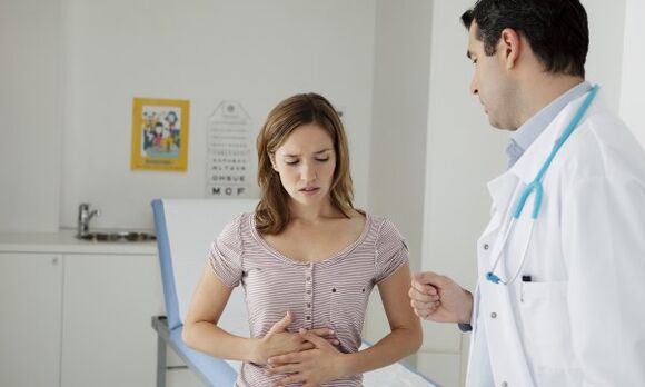 Gastroenterologs detalizēti izskaidros pacientam ar pankreatītu, kā ēst, lai nekaitētu ķermenim